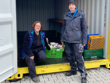 Julia Michlin (Leiterin des Tierheims) & Robert Feinäugle (Schriftführer des Tierschutzvereins) vor der Drive-in-Box