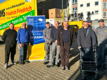 Ehrenamtliche Helfer der Hilfsgütersammlung für Ukraine vor dem LKW des Logistikunternehmens Friedrich Friedrich 