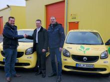 Ralf Stößel, Sascha Stößel (Autohaus Kunzmann) und Oliver Gerheim (von links) bei der Schlüsselübergabe