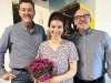 Unser geschäftsführender Gesellschafter Ralf Stößel (links) und Geschäftsführer Herbert Pest (rechts) gratulieren Laura Bartscher (Mitte) herzlich zu ihrem 10-jährigen Jubiläum.