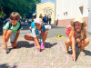Kartierung der Schulwege: Luan, Elena und Zoé zeigen mit bunten Kreidesymbolen ihren Schulweg
