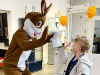 Osterhase und ein Junge geben sich High-Five bei der Osteraktion von KS Büromöbel und Friedrich Friedrich