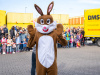 Osterhase steht vor den Besuchern der Osteraktion für Kinder in Griesheim