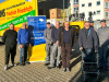 Ehrenamtliche Helfer der Hilfsgütersammlung für Ukraine vor dem LKW des Logistikunternehmens Friedrich Friedrich 