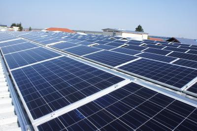 Photovoltaikanlage auf dem Dach des Betriebsgebäudes in Griesheim